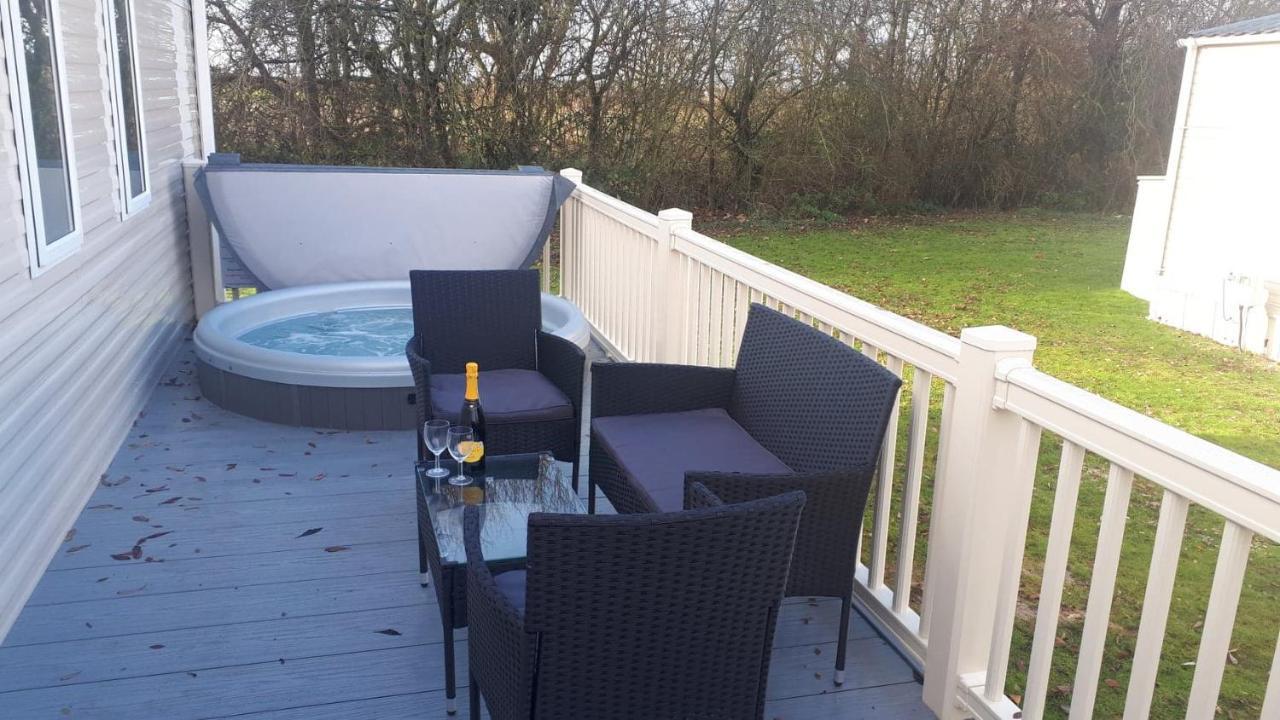 Ksr Hot Tub Holiday Home At Tattershall Lakes Exterior foto